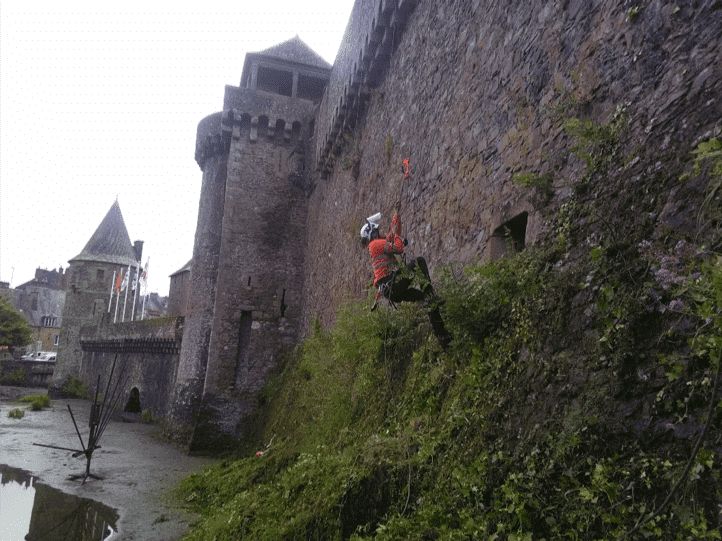 Rennes, Nettoyage des remparts du château de Fougeres.png