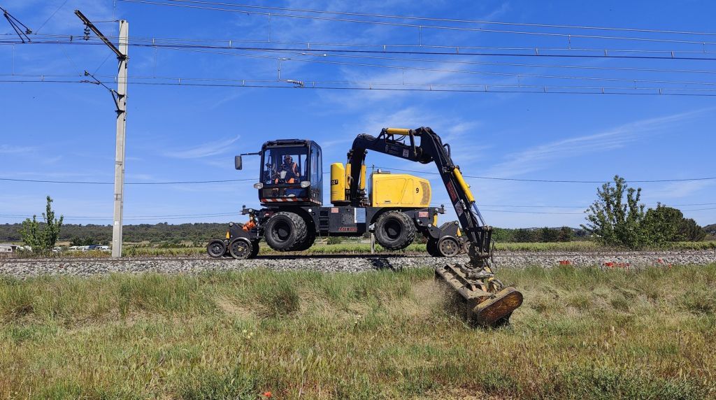 Débroussaillage serpe rail.jpeg